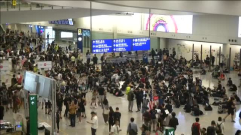 Caos en el aeropuerto de Hong Kong Caos en el aeropuerto de Hong Kong