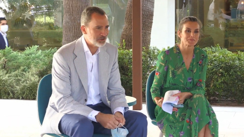 Los Reyes, con agentes sociales durante una visita a Mallorca Los Reyes, con agentes sociales durante una visita a Mallorca