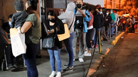 Varias personas hacen fila para recibir atención medica en el Instituto Hondureño de Seguridad Social (IHSS), en Tegucigalpa (Honduras). EFE/ Gustavo Amador Varias personas hacen fila para recibir atención medica en el Instituto Hondureño de Seguridad Social (IHSS), en Tegucigalpa (Honduras). EFE/ Gustavo Amador