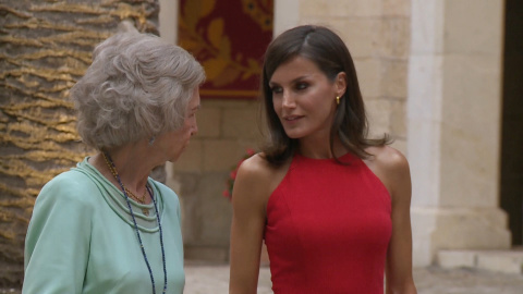 La Reina Letizia apuesta por el rojo en Mallorca La Reina Letizia apuesta por el rojo en Mallorca