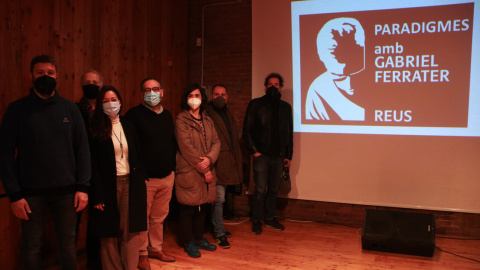 Els impulsors i artistes que participen en el cicle 'Paradigmes' de Cal Massó de Reus es fan una fotografia de família. Els impulsors i artistes que participen en el cicle 'Paradigmes' de Cal Massó de Reus es fan una fotografia de família.