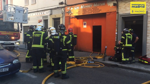 Los bomberos extinguen un aparatoso incendio en un taller de Usera Los bomberos extinguen un aparatoso incendio en un taller de Usera