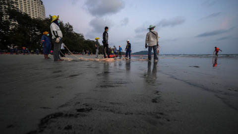 Despliegue para aplacar el vertido de crudo proveniente de un oleoducto submarino a 20 km de la costa este de Tailandia, a 28 de enero de 2022. /
