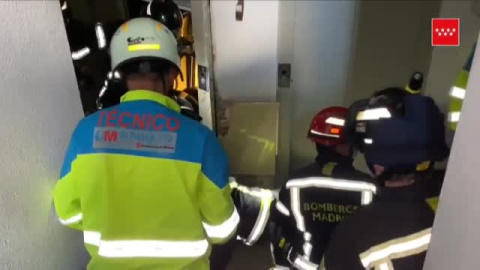 Dos trabajadores graves tras descolgarse un ascensor Dos trabajadores graves tras descolgarse un ascensor