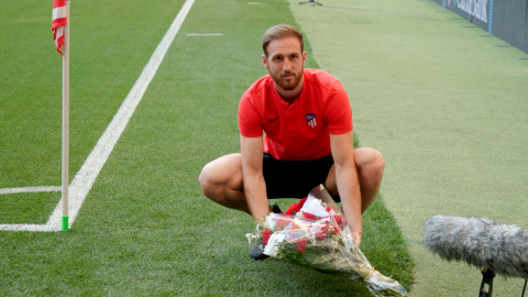 Oblak coloca el habitual ramo de flores en el córner del Wanda Metropolitano Oblak coloca el habitual ramo de flores en el córner del Wanda Metropolitano