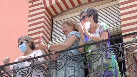Cariñoso recibimiento de los vecinos de Jaca a los reyes Cariñoso recibimiento de los vecinos de Jaca a los reyes