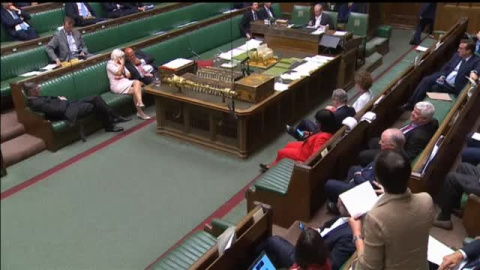 Un diputado se echa la siesta en el Parlamento británico durante el debate clave del Brexit Un diputado se echa la siesta en el Parlamento británico durante el debate clave del Brexit