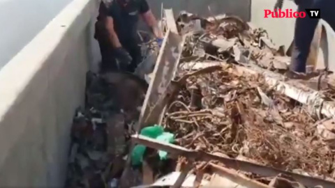 Rescatan a varios migrantes bajo toneladas de chatarra en Melilla Rescatan a varios migrantes bajo toneladas de chatarra en Melilla