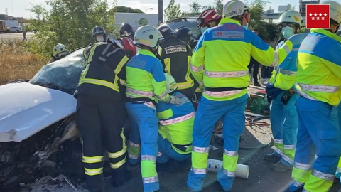 Herido grave un conductor tras colisionar contra un camión-grúa en la M-506 Herido grave un conductor tras colisionar contra un camión-grúa en la M-506