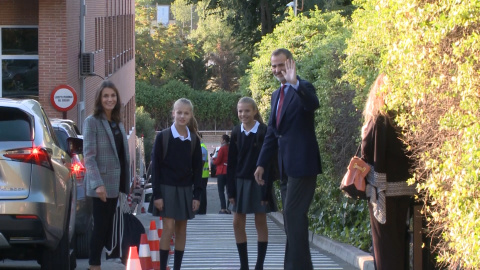 El look más casual de Letizia para la 'vuelta al cole' de sus hijas El look más casual de Letizia para la 'vuelta al cole' de sus hijas