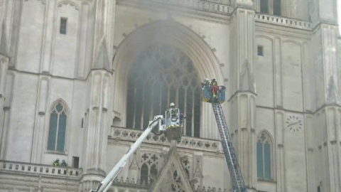 Un gran incendio devora la catedral gótica de Nantes Un gran incendio devora la catedral gótica de Nantes