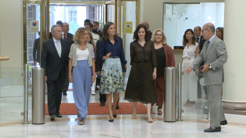 La Reina Letizia apuesta por su look más internacional La Reina Letizia apuesta por su look más internacional