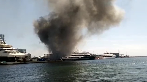 Arde una nave de reparación de barcos en el Puerto de Barcelona Arde una nave de reparación de barcos en el Puerto de Barcelona
