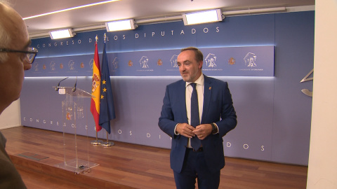 Esparza (UPN) en rueda de prensa en el Congreso Esparza (UPN) en rueda de prensa en el Congreso