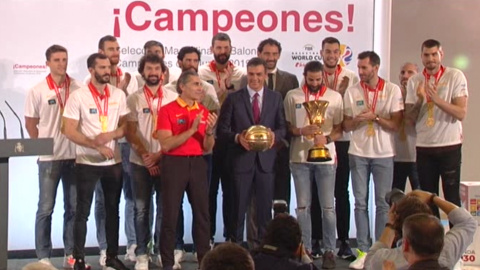 Los Reyes y Sánchez reciben a la selección española de baloncesto Los Reyes y Sánchez reciben a la selección española de baloncesto