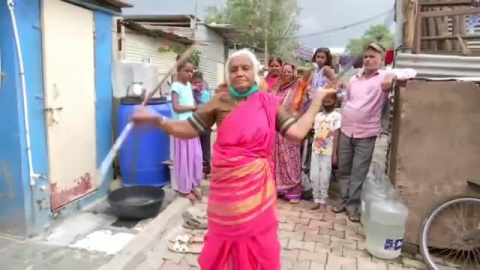 Una octogenaria india impresiona al mundo con sus acrobacias Una octogenaria india impresiona al mundo con sus acrobacias