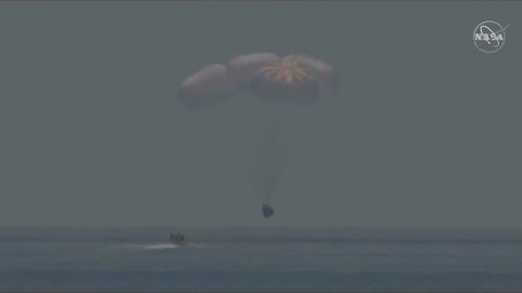 La primera Dragon tripulada culmina su misión regresando a la Tierra La primera Dragon tripulada culmina su misión regresando a la Tierra