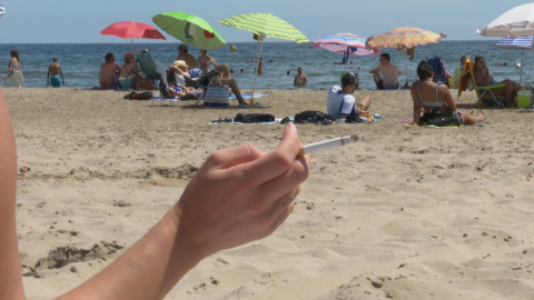 Prohibido fumar en la playa sin distancia de 2 metros desde este martes Prohibido fumar en la playa sin distancia de 2 metros desde este martes