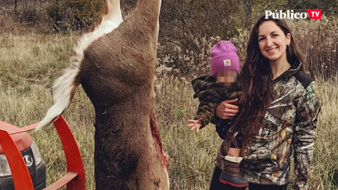 Lleva a su hija de dos años de caza y desata la polémica en redes Lleva a su hija de dos años de caza y desata la polémica en redes