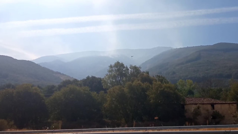 Continúa activo el incendio forestal en el Valle del Jerte Continúa activo el incendio forestal en el Valle del Jerte