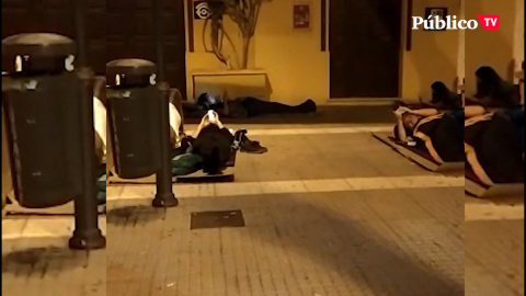 Duermen en la calle para denunciar la situación de su barrio Duermen en la calle para denunciar la situación de su barrio