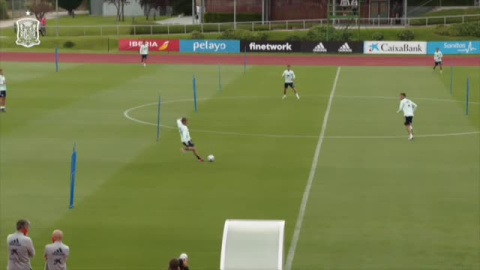 Luis Enrique dirige desde un andamio el entrenamiento de la selección Luis Enrique dirige desde un andamio el entrenamiento de la selección