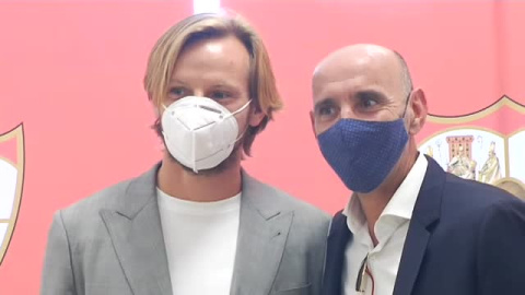 Monchi recibe a Rakitic en el aeropuerto de San Pablo Monchi recibe a Rakitic en el aeropuerto de San Pablo