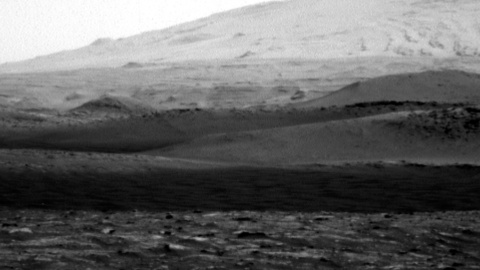 Un diablo de polvo pasa frente al rover Curiosity en Marte Un diablo de polvo pasa frente al rover Curiosity en Marte