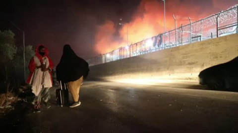 El fuego devora el campo de refugiados de Moria en Grecia El fuego devora el campo de refugiados de Moria en Grecia