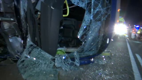 Veinte heridos al volcar un autobús que atropelló a un caballo Veinte heridos al volcar un autobús que atropelló a un caballo