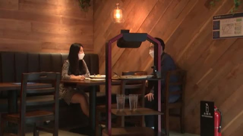 Un robot camarero sirve mesas en Corea del Sur en tiempos de la COVID-19 Un robot camarero sirve mesas en Corea del Sur en tiempos de la COVID-19
