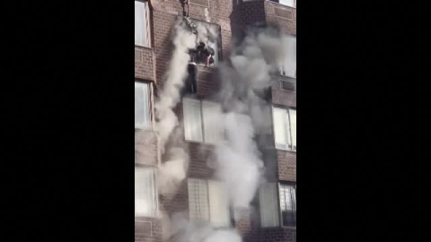 Una mujer aguanta colgada de una ventana durante un incendio en Nueva York Una mujer aguanta colgada de una ventana durante un incendio en Nueva York