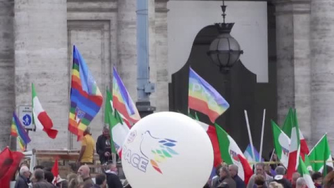 Una enorme pancarta por la paz en Roma pide el fin de la guerra en Ucrania Una enorme pancarta por la paz en Roma pide el fin de la guerra en Ucrania