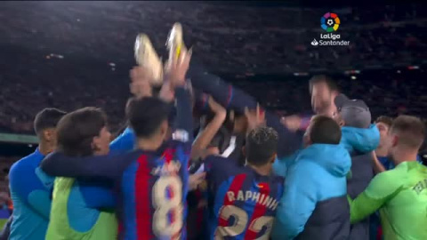El Camp Nou se rinde ante Piqué en su despedida de la afición azulgrana El Camp Nou se rinde ante Piqué en su despedida de la afición azulgrana