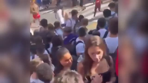 Pelea multitudinaria a las puertas de un instituto de Tenerife: "Nos vemos a la salida" Pelea multitudinaria a las puertas de un instituto de Tenerife: "Nos vemos a la salida"