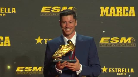Lewandowski recibe la Bota de Oro y explica su gesto tras ser expulsado en Pamplona Lewandowski recibe la Bota de Oro y explica su gesto tras ser expulsado en Pamplona
