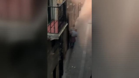 Una vaquilla se cuela por la ventana de una panadería y se queda encerrada hasta que los mozos la sacan Una vaquilla se cuela por la ventana de una panadería y se queda encerrada hasta que los mozos la sacan