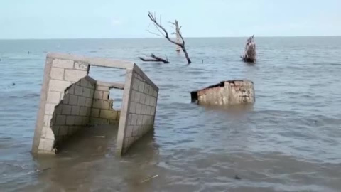 El mar engulle la costa de Tabasco y destroza a las comunidades del litoral del sur de México El mar engulle la costa de Tabasco y destroza a las comunidades del litoral del sur de México