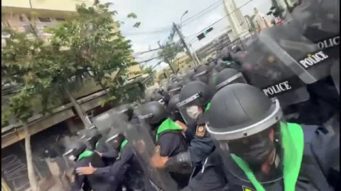 Cientos de personas protestan contra el gobierno y el primer ministro en Tailandia Cientos de personas protestan contra el gobierno y el primer ministro en Tailandia