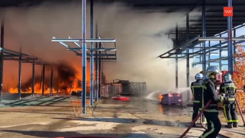 Aparatoso incendio en una nave industrial de Madrid Aparatoso incendio en una nave industrial de Madrid