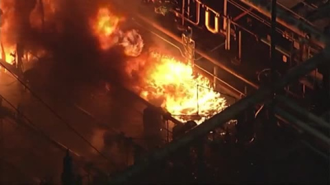 Espectacular incendio de una refinería de petróleo en California (EEUU) Espectacular incendio de una refinería de petróleo en California (EEUU)