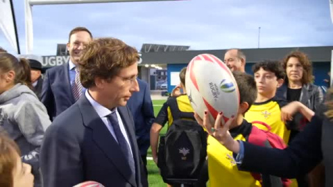 Almeida estampa un balón de rugby contra un periodista Almeida estampa un balón de rugby contra un periodista