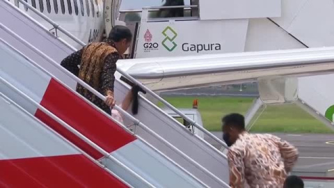 La primera dama de Indonesia se cae al salir del avión a su llegada al G20 La primera dama de Indonesia se cae al salir del avión a su llegada al G20