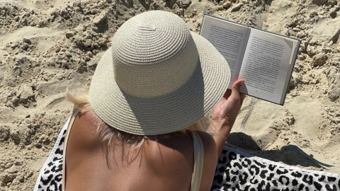Chica leyendo un libro en la playa. (Fuente: Unsplash) Chica leyendo un libro en la playa. (Fuente: Unsplash)
