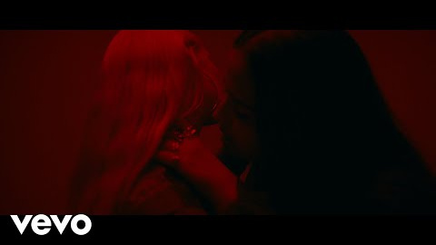 SALMA - OLIENDO TU PERFUME (Video Oficial) SALMA - OLIENDO TU PERFUME (Video Oficial)