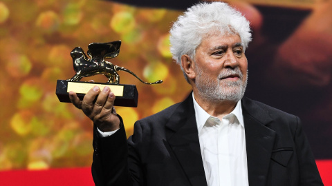 'La habitación de al lado', de Pedro Almodóvar gana el León de Oro en Venecia Almodóvar tras ganar el León de Oro en el Festival de Venecia, a 7 de septiembre de 2024 - EP