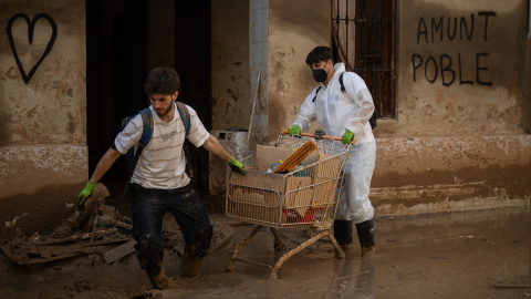Dos personas en una de las zonas afectadas por la DANA, a 8 de noviembre de 2024, en Paiporta, València. Dos personas en una de las zonas afectadas por la DANA, a 8 de noviembre de 2024, en Paiporta, València.