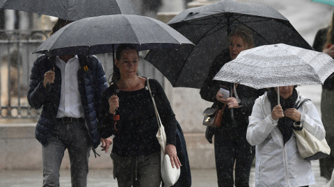Varias personas se protegen de la lluvia en Palma de Mallorca (Illes Balears), en una imagen de archivo. Varias personas se protegen de la lluvia en Palma de Mallorca (Illes Balears), en una imagen de archivo.