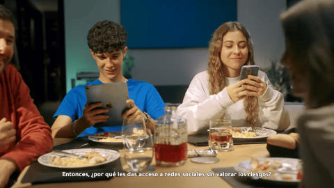 Fotograma de la campaña "Hay más riesgos en Internet que en la vida real" Fotograma de la campaña "Hay más riesgos en Internet que en la vida real"