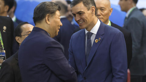 El presidente del gobierno de España, Pedro Sánchez, saluda su homólogo de China, Xi Jinping, durante la apertura de la Cumbre de jefes de Estado del G20, en Río de Janeiro, (Brasil).